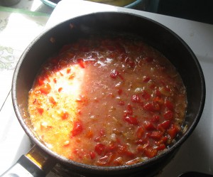 Добавляем в сковороду измельченные помидоры